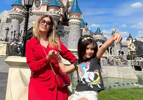 Amalia Enache s-a distrat cu fiica ei la Disneyland Paris: „E o fetiță mult mai curajoasă decât mama ei. Eu am un rău de mișcare în bărci, în mașină”