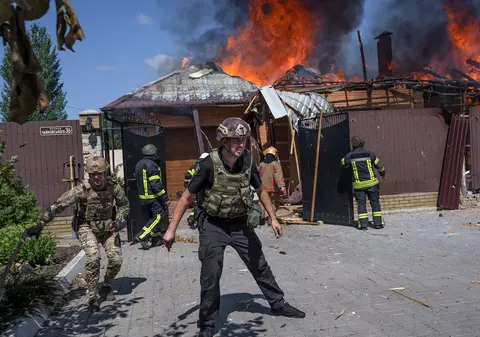 Amnesty International spune că tacticile de luptă ale ucrainenilor pun civilii în pericol: „Baze militare în zone rezidențiale, inclusiv școli și spitale”