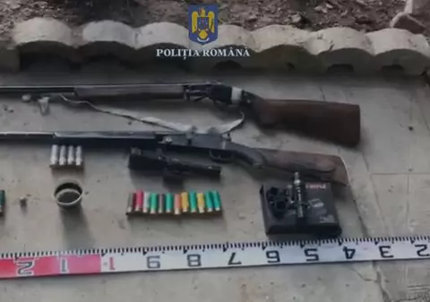 Arme şi muniţie confiscate de către poliţişti la Arad, iar un bărbat a fost reținut pentru nerespectarea regimului armelor și al munițiilor