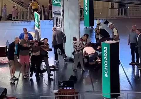 Mărturii ale oamenilor care s-au aflat în sala unde a fost înjunghiat Salman Rushdie. „O problemă uriașă de securitate”