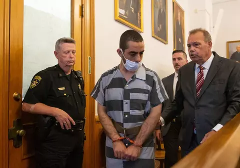 Atacatorul lui Salman Rushdie nu va fi eliberat pe cauțiune, a decis un judecător care a stabilit și ca avocații să nu acorde interviuri