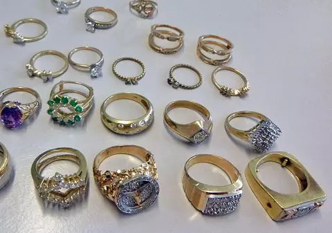 Un pensionar german a găsit în grădină un sac cu 100.000 de euro și bijuterii. Autoritățile i-au spus că poate să păstreze totul