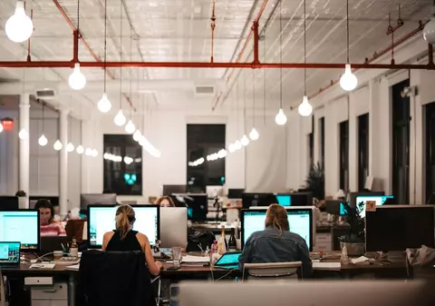 Revenire în forță pe piața muncii pentru startup-uri și companiile mici: peste 100.000 de joburi noi în primele 8 luni ale anului