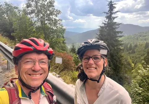 Doi turiști canadieni au primit Ro-Alert privind prezența unui urs în apropiere și au crezut că Rusia a invadat România