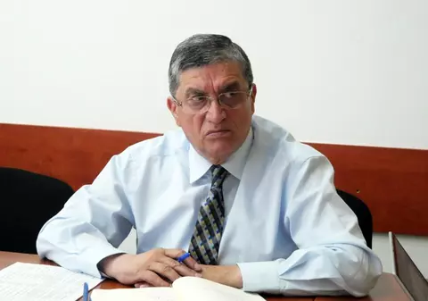 Un fost învățător liberal, acuzat de abuzuri, organizatorul Forumului Educației, unde a fost prezent Cîmpeanu, cel care îi ceruse demisia