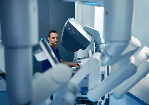 PREMIERĂ în chirurgia robotică: Pacientă cu hernie incizională gigantă, operată robotic prin cea mai modernă tehnică chirurgicală de reconstrucție a peretelui abdominal