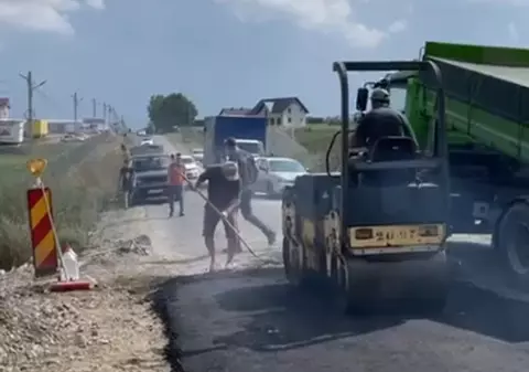 Localnicii unei comune din Suceava și-au asfaltat singuri drumul plin de gropi. Acum riscă sancțiuni penale