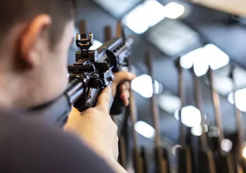 În Elveția, aproape un sfert din populație deține arme, dar rata crimelor e aproape zero. Ce reguli aplică diferit