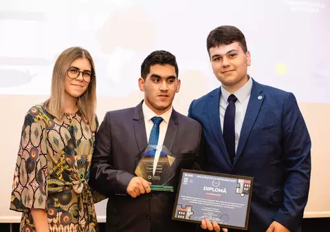 „De multe ori ți se spun vorbe urâte dacă refuzi oamenii să te treacă strada”. Sfaturile unui elev nevăzător din Cluj