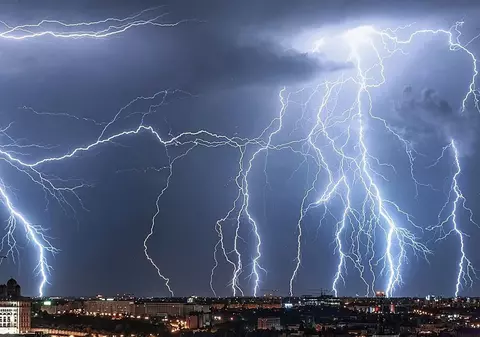 Furtuna de fulgere de sâmbătă noaptea, din București, spectacol unic: „Din păcate, niciun strop de ploaie”