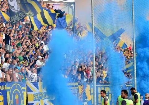 Un lider al galeriei Petrolului susține că dă șpagă ca jandarmii să introducă petarde și fumigene pe stadion: „Nu glumesc, v-o spun în direct”