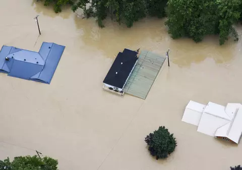 „Totul e distrus”. Sute de oameni sunt dați dispăruți, în urma inundațiilor devastatoare din Kentucky