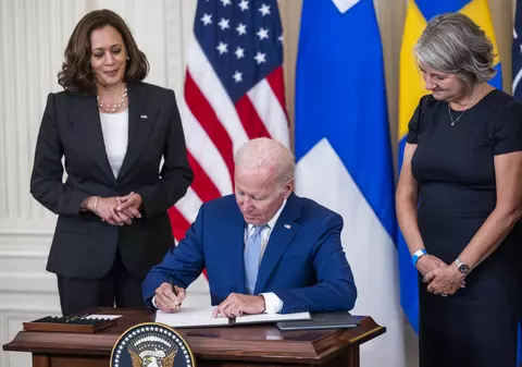 Biden a semnat documentele prin care SUA aprobă aderarea Finlandei și Suediei la NATO