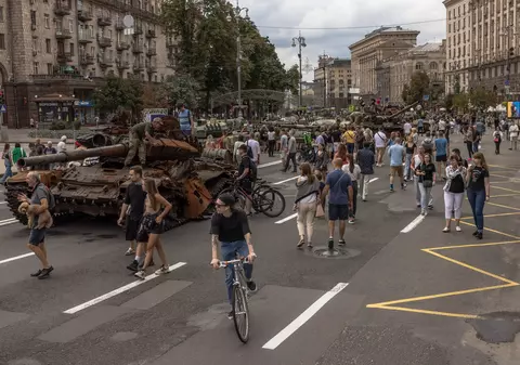 Ucrainenii au organizat la Kiev, chiar înainte de Ziua Independenței, "parada" tancurilor rusești distruse. Ce glumă circulă în mediul online