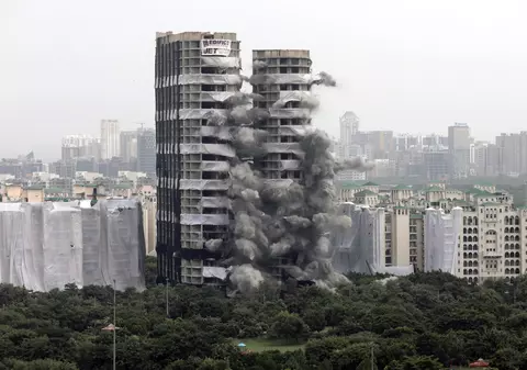 Doi zgârie-nori construiți ilegal au fost demolați în câteva secunde, în India - VIDEO