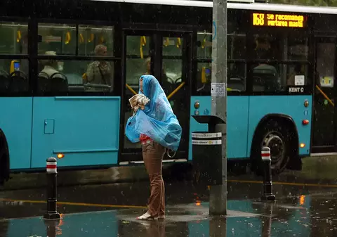 Vreme rea în toată țara: ploi torențiale, furtuni și grindină. Trei județe sunt sub avertizare cod roșu