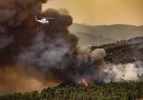 Incendii violente în Spania. Imagini cu intervenția dificilă a pompierilor. Un tren cu pasageri, cuprins de flăcări - VIDEO