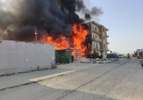 Incendiu violent la o biserică din Constanța. Flăcările s-au extins la un bloc de locuințe
