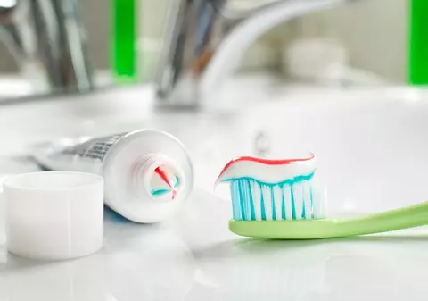 Istoria periuței și pastei de dinți