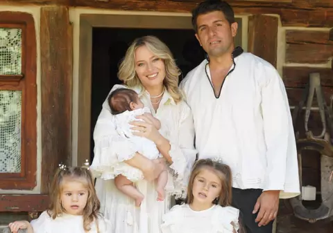 Laura Cosoi a arătat pentru prima dată chipul fetiței sale Lara: „Este copilul-muzică”. Cum e viața actriței cu trei copii