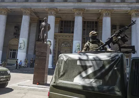 The New York Times: Rusia instalează cuști în clădirea filarmonicii din Mariupol ca să-i judece pe soldații ucraineni