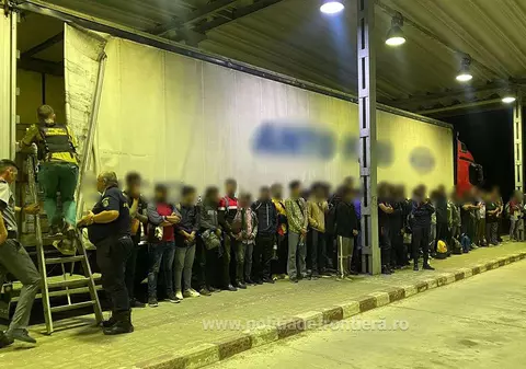 Doi șoferi români, reținuți în Vama Petea, după ce în camionul lor au fost găsiți 50 de migranți ascunși printre electrocasnice