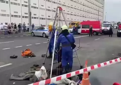 Trei muncitori care curățau o canalizare au fost luați de apă, când a început să plouă torențial, și sunt dați dispăruți, la Moscova