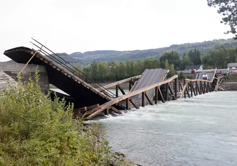 Un pod de lemn din Norvegia s-a prăbușit, în timp ce era traversat de două mașini. „Complet ireal, este un pod destul de nou”