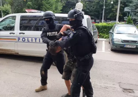 Tânăr încătușat în Botoșani, după ce a atacat o mașină a poliției și a rănit un agent. De la ce a pornit scandalul