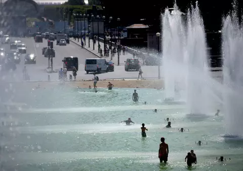 Opt orașe ale lumii, lovite de caniculă. Măsurile luate pentru a reduce temperaturile, uneori chiar cu 10 grade Celsius