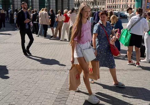 Cozi uriașe la H&M din Moscova. Magazinele, redeschise pentru ultima oară înainte de retragerea completă din Rusia