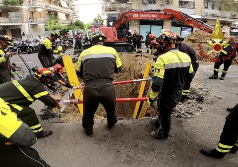 Un italian a stat 8 ore îngropat într-un tunel care ducea spre o bancă, lângă Vatican. Ce ipoteză au autoritățile