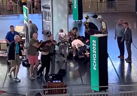 Primele mărturii ale moderatorului care se afla pe scenă cu Salman Rushdie când acesta a fost înjunghiat. Are copci și un ochi vânăt