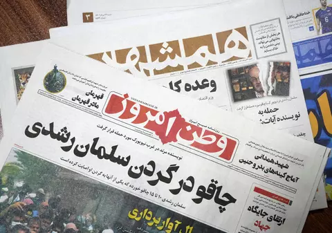 Presa iraniană, după atacul asupra lui Salman Rushdie: „Mâinile celui care a sfâșiat gâtul dușmanului lui Dumnezeu trebuie sărutate”