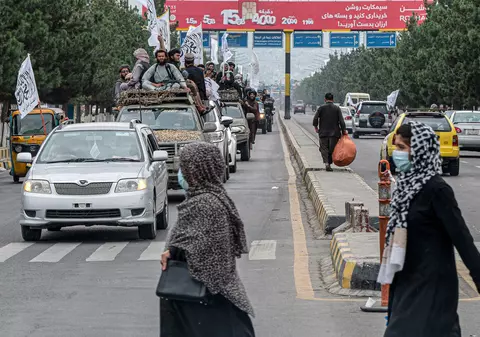 EXCLUSIV. Un an de regim taliban: „Dacă suntem prea aranjate sau ieșim neînsoțite de un bărbat, suntem biciuite pe stradă”