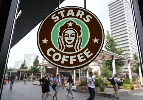 Starbucks "de Rusia" a deschis primul magazin în Moscova. Ce apare pe noul logo al lanțului de cafenele, preluat de un rapper pro-Kremlin