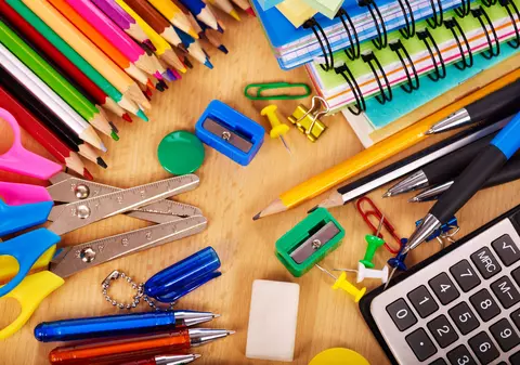 Unde poți dona rechizite în București. 20% dintre părinți sunt în riscul de a-și retrage copiii de la școală fiindcă nu au bani pentru cele necesare