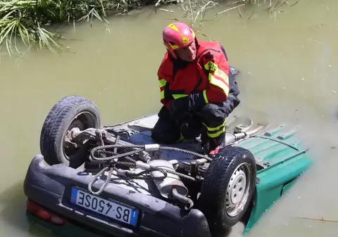 O româncă s-a înecat blocată de centura de siguranță în mașina răsturnată de cumnata ei într-un canal de irigații din Italia