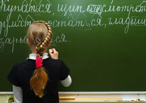 Elevii ruși vor avea lecții despre cum să-și „iubească efectiv” țara. „Adevărații patrioți sunt dispuși să apere patria cu armele în mână”