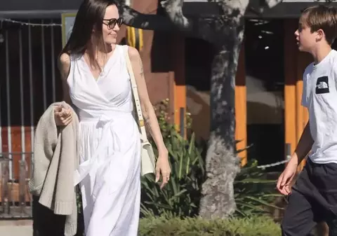 Angelina Jolie, apariție surprinzătoare alături de Knox. Ce făcea fiul său în vârstă de 14 ani?