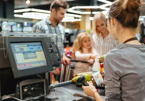 Guvernul pregătește trei rânduri de scumpiri în 2025. Se ia în calcul și creșterea impozitului pe salarii