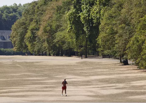 Secetă și caniculă în Europa, inundații musonice în Asia. Ce urmează în politicile climatice pe 2023