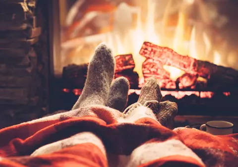 Unii britanici se întorc la sobă: vânzările de lemne de foc au crescut masiv, pe fondul scumpirii gazelor