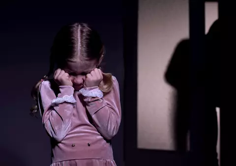 Ciudatul caz al bărbatului care a tentat cu bani o fetiţă de 9 ani, a dus-o acasă, iar aceasta a scăpat