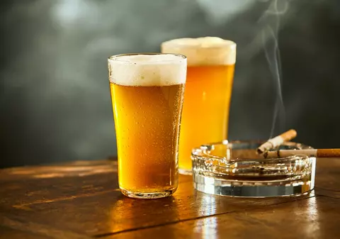 Țigările și alcoolul sunt mai scumpe de la 1 august. Ce taxe cresc