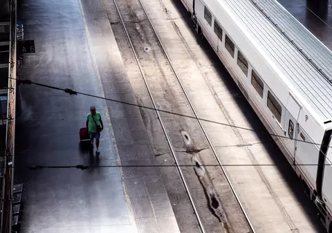 Presa spaniolă scrie că un român a fost reținut după blocarea circulației trenurilor de mare viteză. Ambasada română de la Madrid neagă