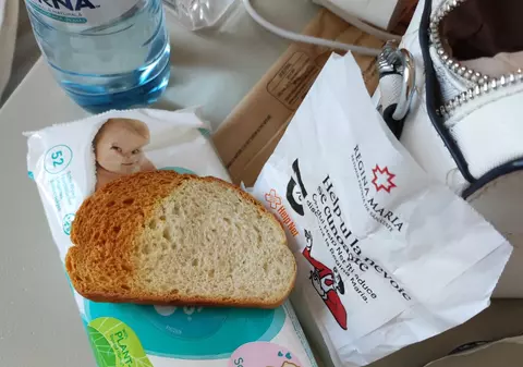 Mamă internată cu fetița la Spitalul Județean Constanța: „Micul dejun, o felie de pâine prăjită. Fața de pernă, un fel de mușama. Stativul de perfuzie, legat cu mănușa chirurgicală”