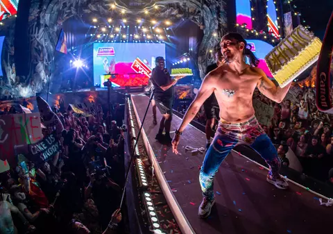 Steve Aoki a aruncat cu torturi la UNTOLD 2022. Imagini din prima zi de festival