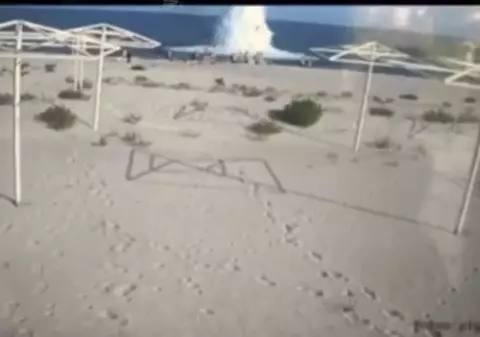 Imagini cu explozia unei mine de război pe o plajă din apropiere de Odesa. Trei persoane au murit - VIDEO