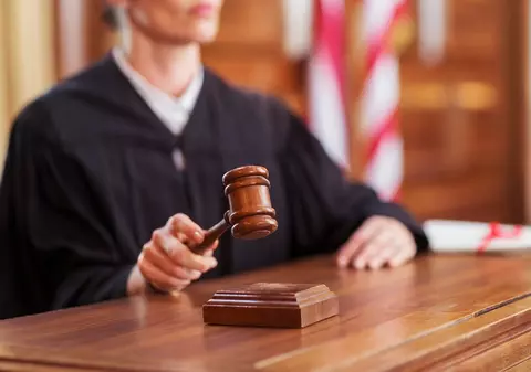 Bărbat din Vaslui obligat de judecători să locuiască în casă cu soția, dar să nu se apropie la mai mult de 5 metri de ea